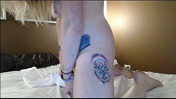 Толстушка с татуировкой на пояснице принимает хуй в попка